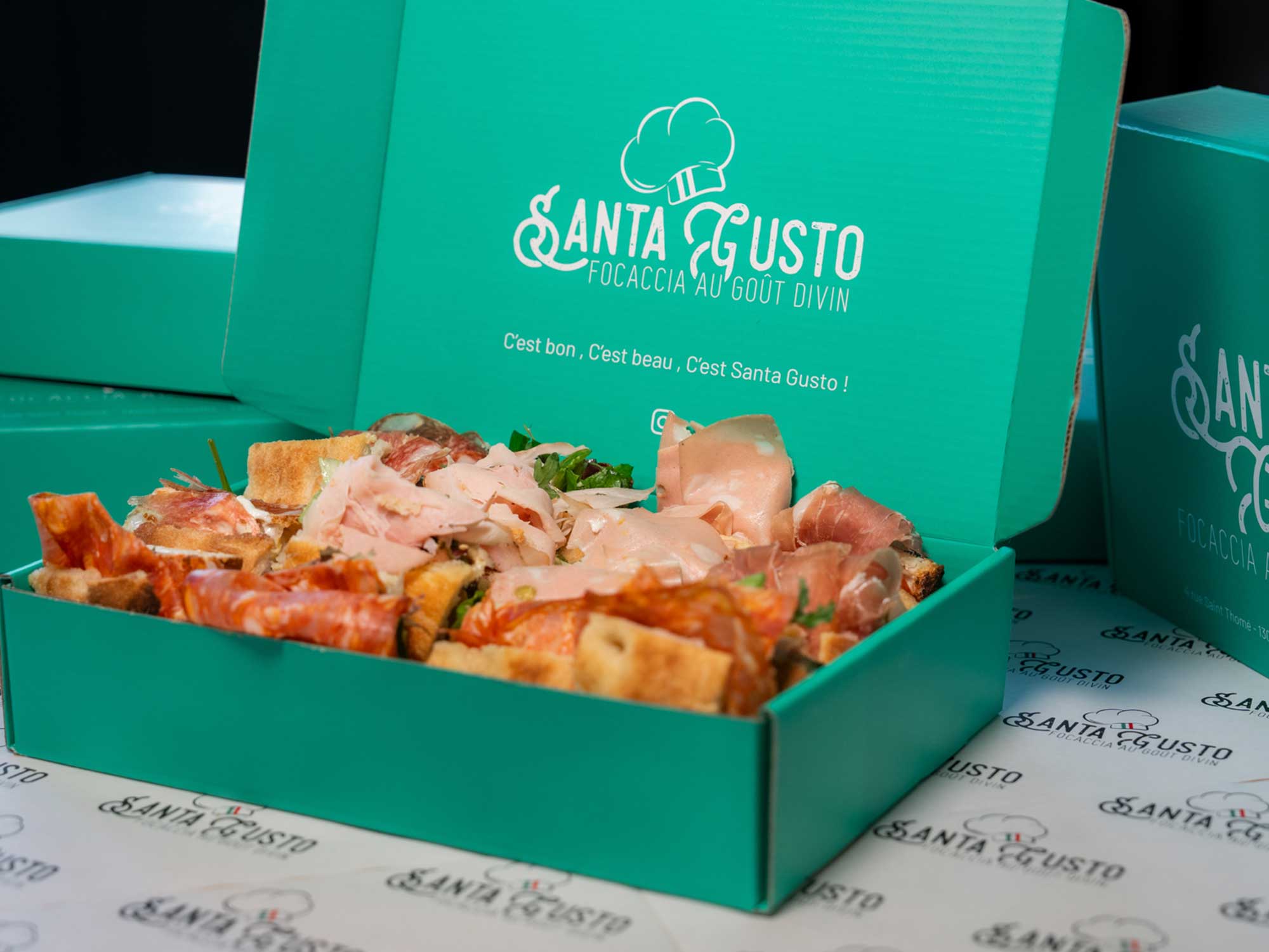 Une boite avec des focaccias salées Santa Gusto