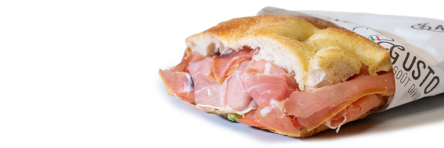 Une focaccia au jambon cru tomate et mozzarella emballée et prête à déguster.